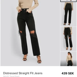 Distressed straight fit jeans nakd 32 - Säljer mina jeans från nakd med hål på knäna, de är använda men ändå bra skick! Köptes för 439kr säljer för 200 + frakt🫶🏼 bara o ställa frågor om det behövs💓
