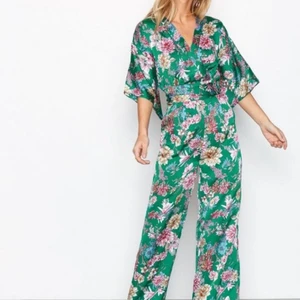 Jumpsuit Nelly strl 34 - Kimono jumpsuit från Nelly strl 34.  Otroligt bekväm. Nypris 599 kr