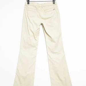 Miss sixty lågmidjade byxor  - Ett par beigea lågmidjade byxor från miss sixty med lite bootcut. W24 och längden är för lång på mig som är 163. Beställda från zalando pre owned men aldrig använt. 