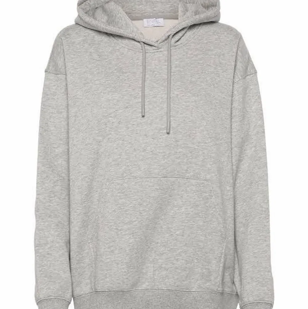 En lång grå hoodie med sammansatta fickor på framsidan FÖRST TILL KVARN😊. Hoodies.