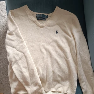 Ralph Lauren tröja  - Superfin Ralph Lauren tröja i 100% ull och i fint skick (står Stl L men helt klart mer en S/M. Cremevit.