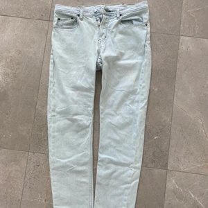 Acne Studios jeans - River modell. Sitter som en 30/30. Bra skick, varsamt använd