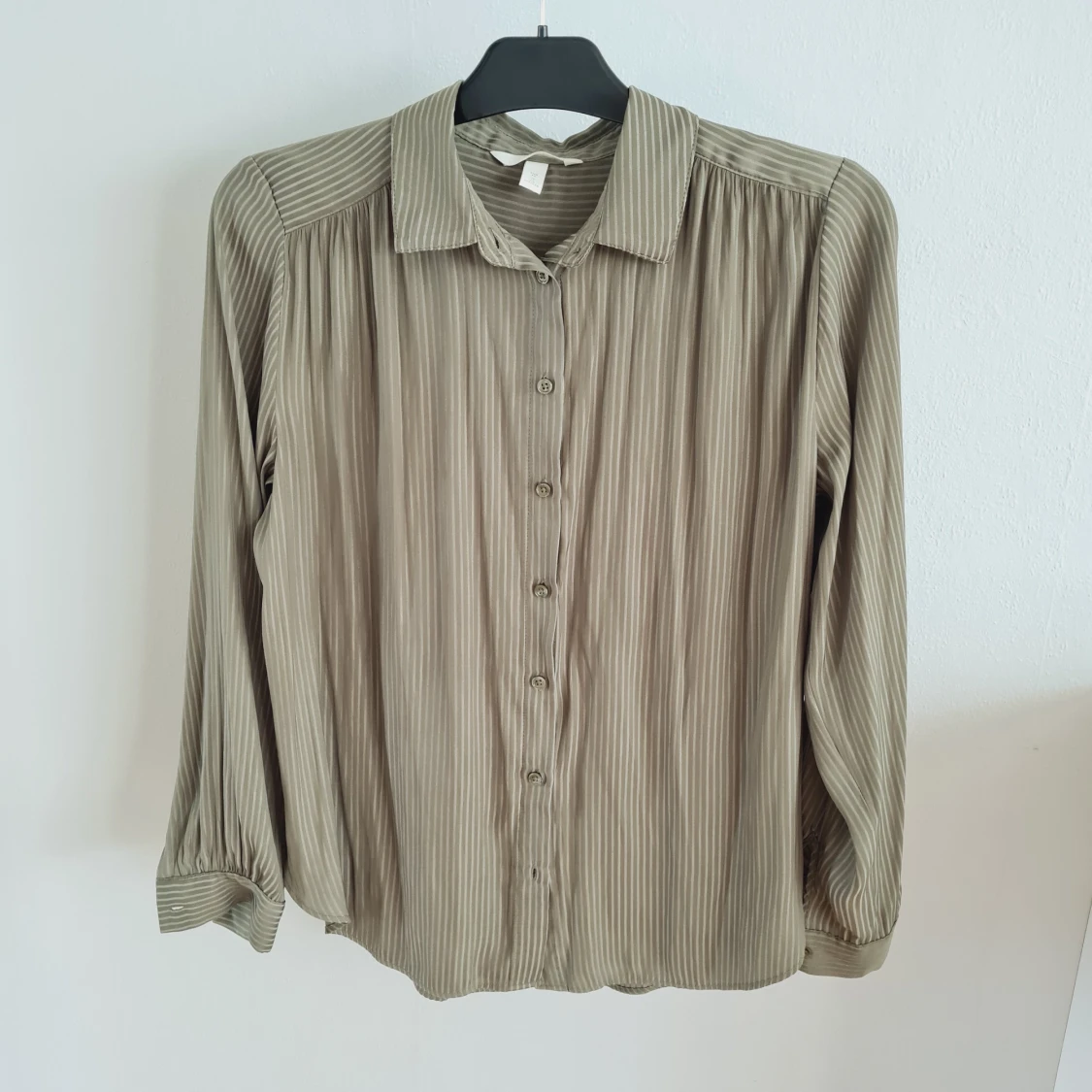 H&M silkeskjorta 40 kr exkl frakt