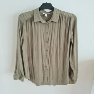 H&M silkeskjorta 40 kr exkl frakt - Silkesskorta i khakigrön färg i fint skick smal passform det är stlk 40 men skulle säga mer som 38,  40 kr exkl frakt 