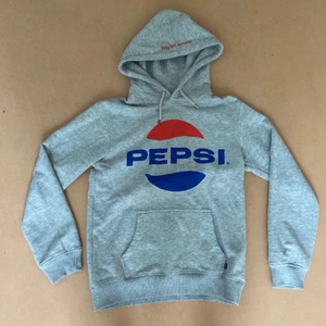 Pepsi hoodie - Storlek S fast passar som M. Måste bort asap