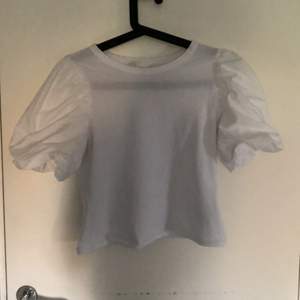 Vit t shirt voulang strl S köparen står för frakten, från H&M,  aldrig använd bara testad, bra skick.