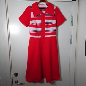 Vintageklänning - Väldigt fin vintageklänning i fint skick. Dragkedja fram. 100% polyester, se sista bilden för närbild på materialet! Ingen storleksmärkning men jag tycker den är som en M. Den är ungefär 1m lång och bröstmåttet är ca 40cm🌻