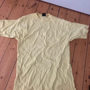 Tshirt  - Oversize vintage kookai t shirt med broderat tryck där fram