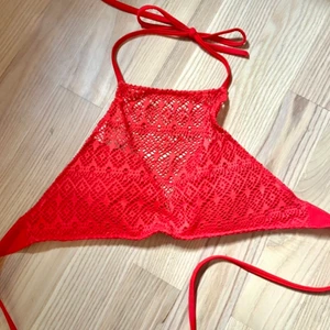 Bikini topp  - En jätte fin röd bikini topp från bikbok, köptes förra sommaren. Säljer på grund av att den blivit för liten. Köpte för 199 kr. Kan enkelt styla med en vit, röd eller svart bikini underdel mm. Köparen står för frakt! 