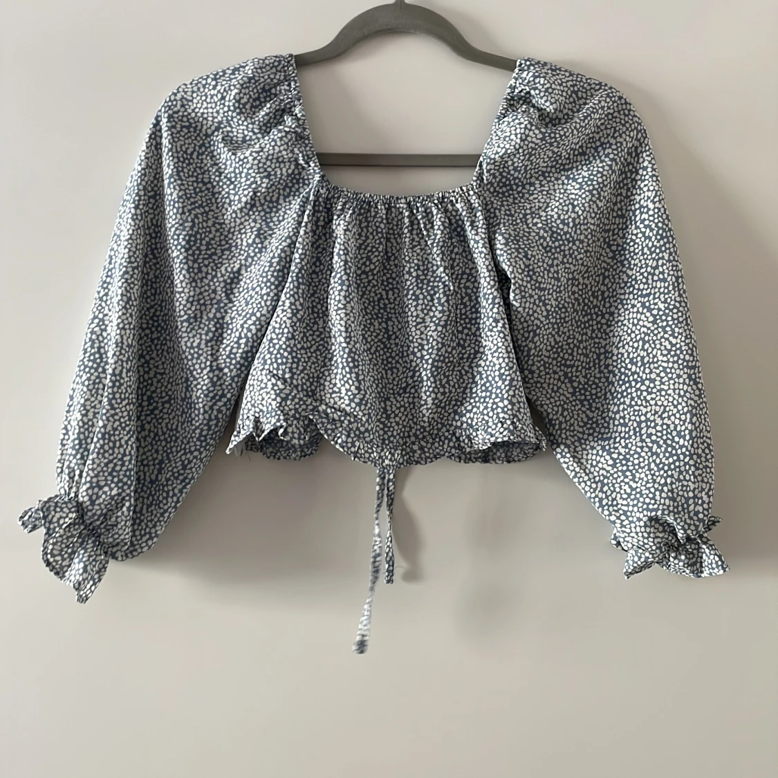 Blå, prickig blus - 90