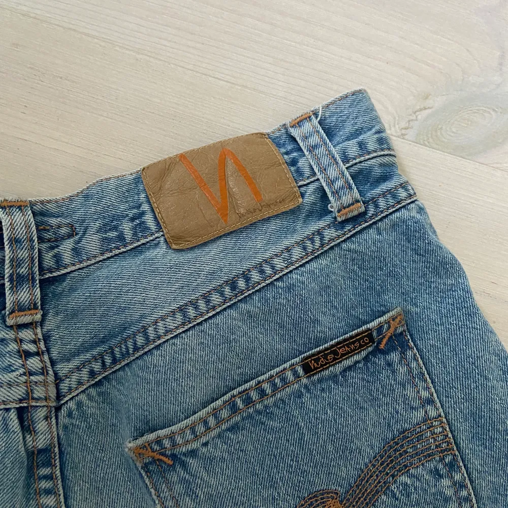 Säljer dessa jeans då dem inte längre passar. Riktigt sköna jeans med en lätt relaxed fit :). Jeans & Byxor.