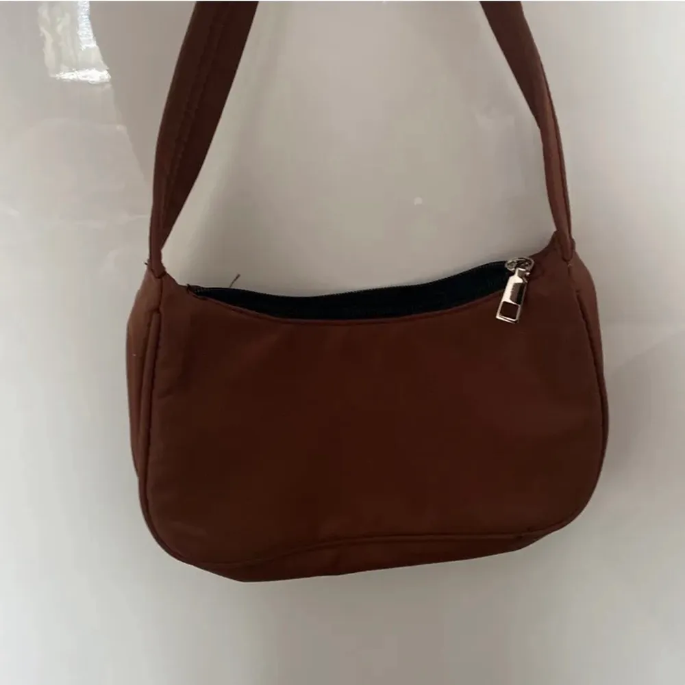 🤍säljer denna bruna handväskan, mycket bra skick & den är väldigt liten & söt, hör av er vid frågor‼️. Väskor.