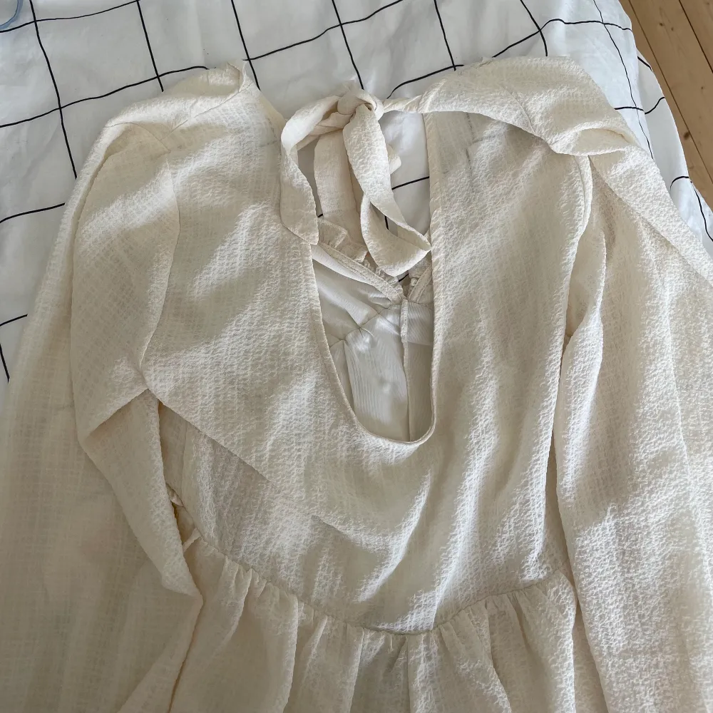 somrog creme-färgad jumpsuit i storlek 36. mycket gott skick!! . Mekot.