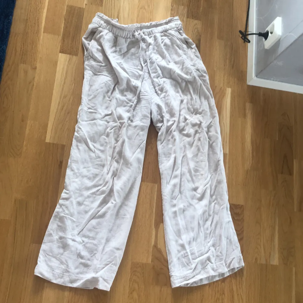 Dessa fina linnebyxor har varit med mig sedan 2020. Sitter bra men har tyvärr blivit för små för mig . Därav säljer jag dem vidare , bra  skick och har blivit använda mycket. . Jeans & Byxor.