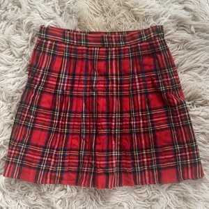 Kjol 90-tal  - Vintage kjol från tidigt 90-tal. Storlek 42. Fästs med knapp och dragkedja i midjan. Ej använd sedan runt tiden den köptes. Frakt tillkommer.