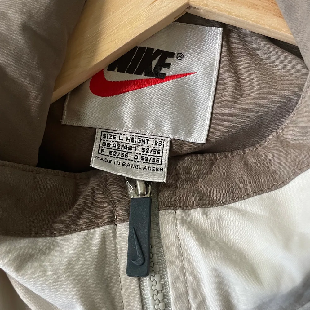 Vintage Nike vår/höst jacka i beige. Den är i storlek Large och är som ny i kvaliten.. Jackor.