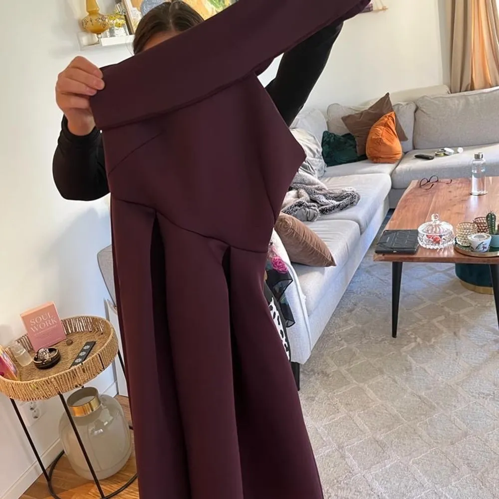 🌼 Plommonfärgad klänning i storlek 34  från ASOS. Använd en gång på ett bröllop. Längre baktill. Den går till knäna på mig (jag är 157 cm lång för referens). Material: 87% polyester och 13% elastan. Köpt för 999 kronor.. Klänningar.