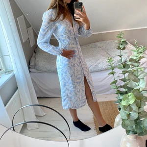 Somrig klänning  - Säljer denna fina klänning från ginatricot. Använd vid få tillfällen och går inte längre att få tag på. Frakten ingår!💕