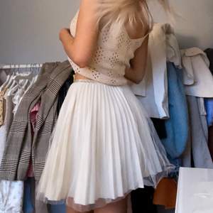 Jättesöt och unik (!!) plisserad kjol. Storlek 164 