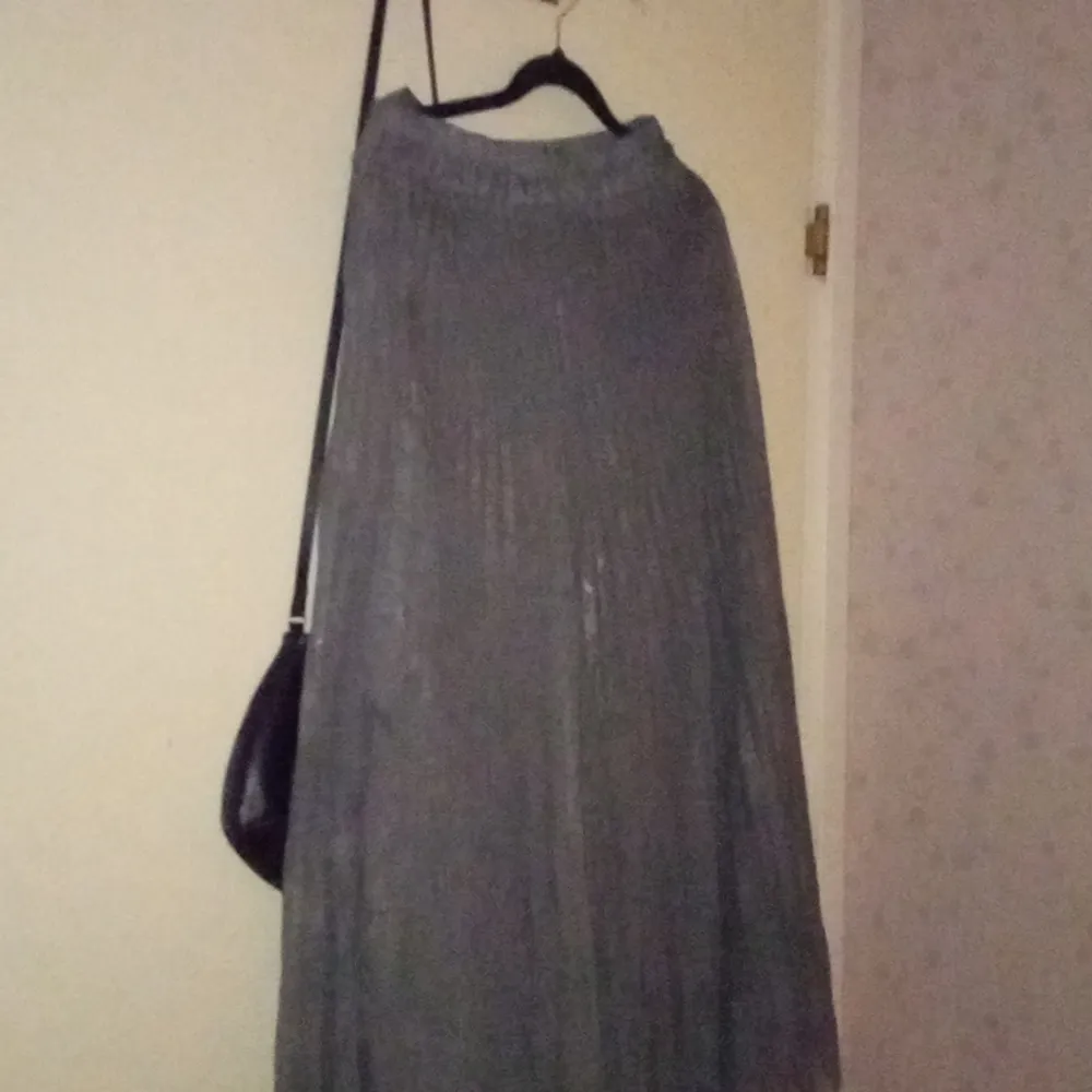Lång kjol, några år gammal använd typ 3 gånger, grå lite glittrig.. Kjolar.