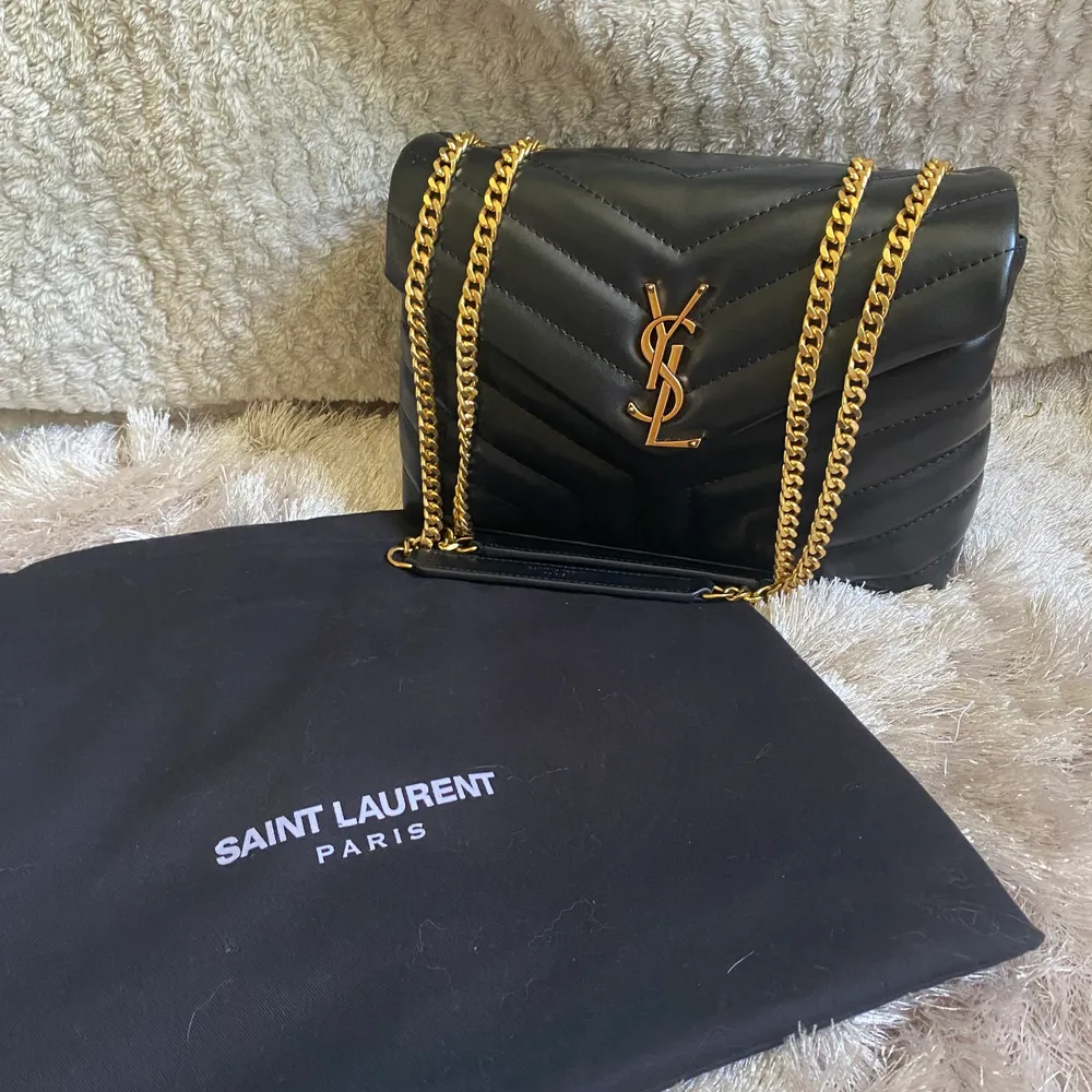 Säljer denna jättefina ysl väska, modellen Lou Lou small. Väskan är köpt på DHgate, alltså är den inte älta. Men har jämfört väskan med en äkta i samma modell och den är identisk. Väskan är i äkta läder och riktiga metallbeslag. Köptes för 3500 kr. NY!  . Väskor.