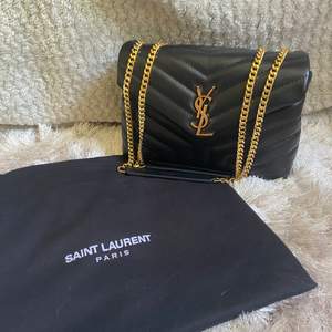 Säljer denna jättefina ysl väska, modellen Lou Lou small. Väskan är köpt på DHgate, alltså är den inte älta. Men har jämfört väskan med en äkta i samma modell och den är identisk. Väskan är i äkta läder och riktiga metallbeslag. Köptes för 3500 kr. NY!  