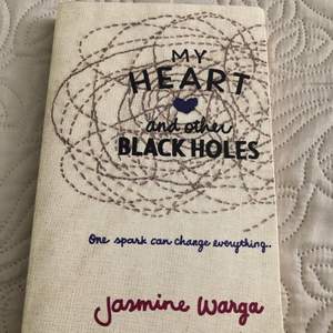 My Heart and Other Black Holes av Jasmine Warga. Skriven på engelska. 