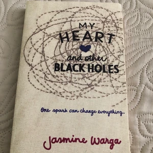 My Heart and Other Black Holes - bok - My Heart and Other Black Holes av Jasmine Warga. Skriven på engelska. 