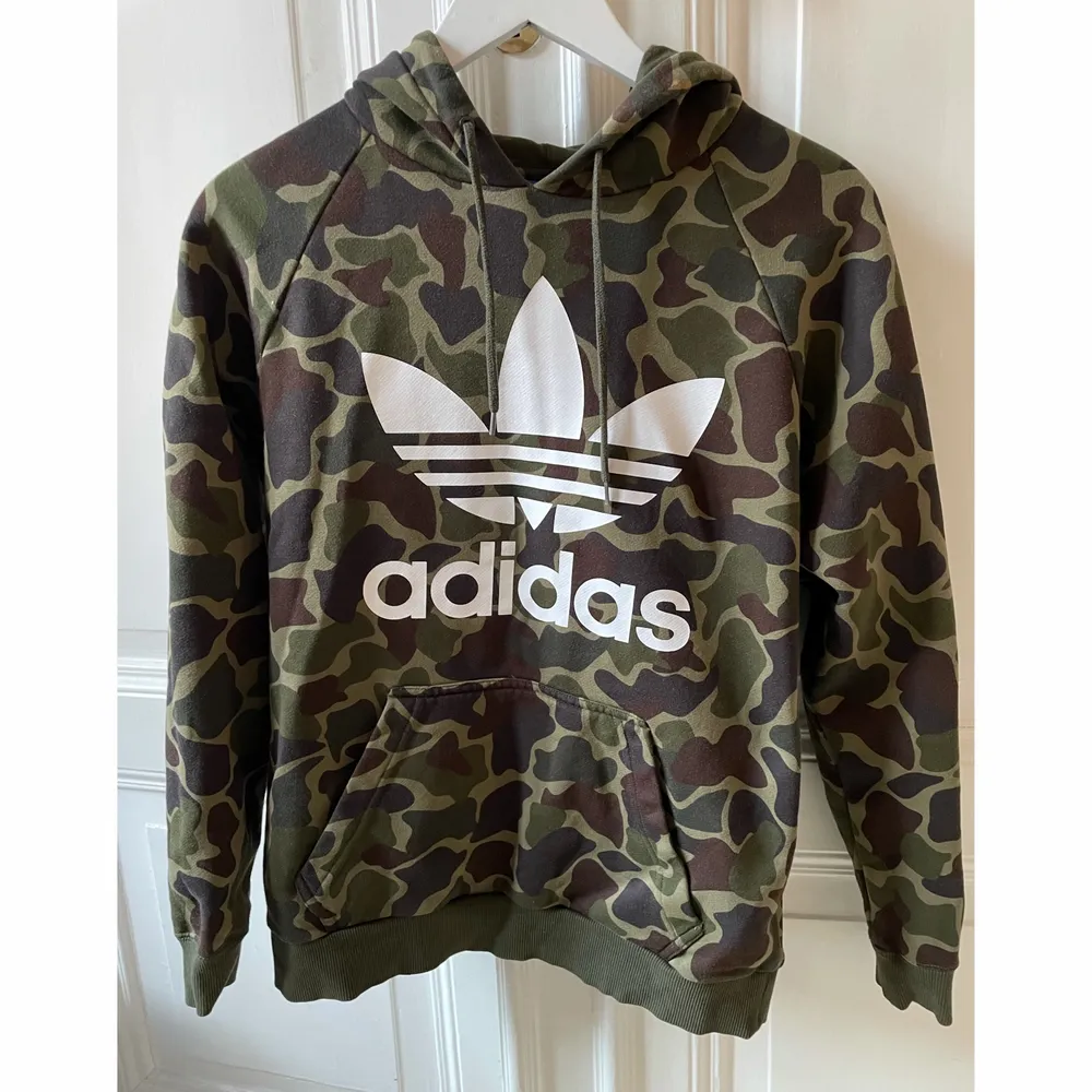 Snygg adidas hoodie i kamouflage mönster. Stl S, men passar XS också om man vill ha den lite mer oversized. I jättebra skick, men har lite fläckar på insidan av luvan, men inget som syns!. Hoodies.