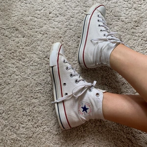 Converse - Vita converse, använda men går säkert att fräscha upp. Storlek 39. Frakt inräknat i priset!💛