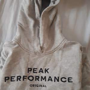 Säljer min Peak Performance hoodie för att det inte är min stil längre. Köparen står för frakten.
