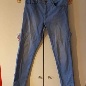 Blåa jeans från H&M, 12-13 (stl 158), bomulls jeans. har använts ett par gånger, den är även stretchig 