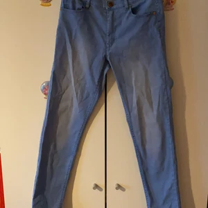 Jeans  - Blåa jeans från H&M, 12-13 (stl 158), bomulls jeans. har använts ett par gånger, den är även stretchig 