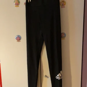 Adidas  - 13-14 (stl l/large) , har bara använts 1-2 gånger, adidas byxa med adidas märke på benet där nere, bomull 