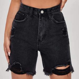 Säljer ett par svarta jeans shorts från shein. Knappt använda. Nypris 169 kr, jag säljer dom för 90 kr + frakt.🌻 (första bilden är från hemsidan)