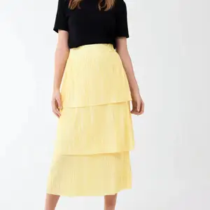 Säljer denna somriga kjol från ginatricot då den inte kommer till användning, använd ett par fåtal gånger förra sommaren✨ 200kr plus frakt