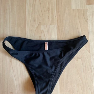 Bikini underdel - Bikini underdel från Nelly , köparen betalar frakt