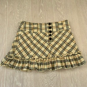 Rutig kjol  - Supersöt rutig kjol som ej kommer till användning. Kom privat för bilder på passform! 