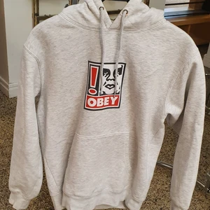 EN åkta unisex Obey Exclamation point Hoodie - Säljer min åkta unisex obey Exclamation point hoodie som är I mycket bra skick och passar xxs_ .säljer de eftersom jag har en annan. Anvandade 3 hanger. Köpte för 1400 så bud I kommenterna med serious köpare. Finns fler bilder. 