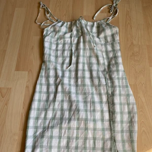 Sommarklänning  - Sommarklänning från zaful storlek S men passar XS bättre , kan skickas köpare betalar frakt.