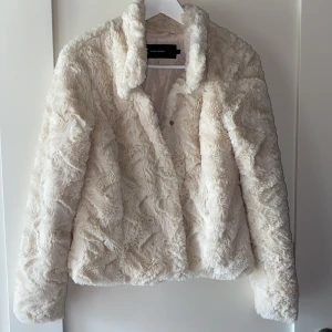  Mysig jacka - Fakepäls jacka i polyester. ”Pälsen” är mjuk och skön, jackan är köpt från Vero moda och är i strl xs. 