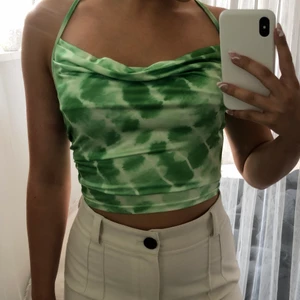 Superfin top - Aldrig använd då den är för liten för mig. Hade svårt med att få fram färgen på bild, så för att få rätt färg kolla på sista bilden (som är lånad). Där visas även hur toppen ser ut bakifrån!🥰 Startbud 49kr + frakt🥰