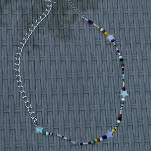 SPLIT PEARL/CHAIN NECKLACE - Halsband med hälften kedja och hälften pärlor.             Instagram: Bybutterflyparalyzed