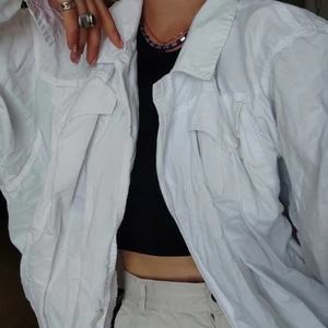 Skjorta/sommarjacka - Vintage skjorta/jacka från Kappahl, som ny! Strl 44 men passar även mindre storlekar beroende på önskad passform. Jag på bilden är S/M som referens! Frakt tillkommer<3 pris går att diskutera