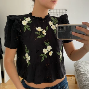 Zara blus med öppen rygg - Svart blus från zara med öppen rygg. Går att justera hur öppet man vill ha det då man själv knyter. Kan frakta eller mötas i Stockholm. 