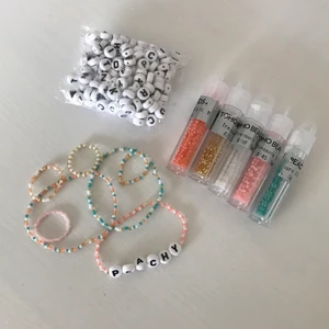 Pärl ringar och armband💗✨ - Jag gör dessa armband och ringar av pärlor och tänkte kolla intresset här på Plick💞Tråden är stretchigt och säkrat med superlim på knuten så den håller. Färgerna och mönstret går självklart att kostumera även bokstäver🥰 på första bilden ser ni alla färger jag har. På en av mina andra annonser finns bilder på fler ringar. Armband kostar 20kr och ringar 10kr, fast det är 3 för 2 så man får den billigaste på köpet😊kontakta gärna mig vid frågor💗frakt kostar 12kr. 