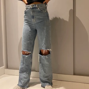 Baggy jeans - Jeans ifrån zara med slits köpta här på plick! Säljer då dom var för stora för mig. Köparen står för frakten 🤍  
