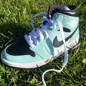 Jordan 1 Light Dew - Tjena! Nu säljer vi 2 par av dessa oerhört fina Jordan 1 ”Light Dew” i storlek 40.5 och 41💚 de är helt nya direkt från butik, kvitto finns självklart. Kolla gärna in våran profil för andra skor/tröjor. PM vid intresse🤍📩