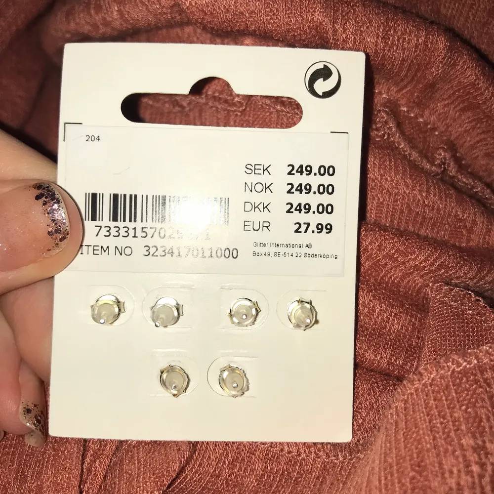 Säljer mina nya örhängen från glitter, helt oanvända! Har fått dessa på min födelsedag, kommer inte använde de. Säljs för 150kr nypris 250kr! Kan skicka men även mötas upp inom Stockholm! ❤️🥰. Accessoarer.