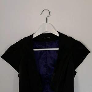 Liten cardigan typ, passar bra ovanför en klänning t.ex. Storlek XS och svart. Säljer för de inte kommit till användning.